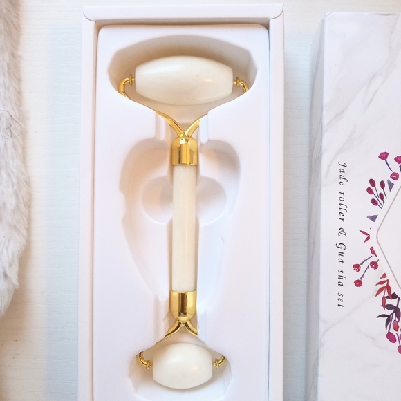 Jade Facial Roller Gua Sha Set - Picture 4 of 7